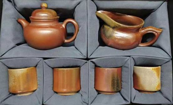 天然坭興陶柴燒壺，層次多變、色彩豐富的肌理和釉面